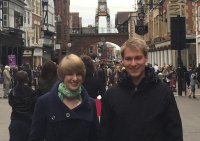 Sonja Lenniger und Alexander Lambrecht, Auszubildende des Bergmannsheil, vor dem Eastgate in Chester. Bild: Privat