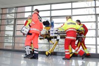Demonstration eines Patiententransportes unter ECMO-Anschluss (Nachweis: Jan Pauls)