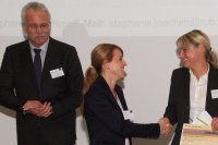 Dr. Christina Sengstock (Mitte) mit Forschungsdekan Prof. Dr. Ralf Gold und Verena Severin (Commerzbank AG) bei der Preisverleihung - Bild: Fotoabteilung St. Josef-Hospital