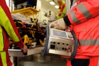 Mittels eines mobilen ECMO-Gerätes können auch Patienten mit Herz-Lungenversagen in einem stabilen Zustand zur Weiterbehandlung transportiert werden. Bildnachweis: Jan Pauls / KUV
