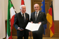 Prof. Dr. Dr. Schatz (links) und Regierungspräsident Dr. Gerd Bollermann - Bild: Bezirksregierung Arnsberg