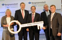 Bürgermeisterin Gabriela Schäfer, Architekt Dr. Michael Ludes, Bergmannsheil-Geschäftsführer Johannes Schmitz, Elmar Milles und Xaver Schmidt, die alternierenden Aufsichtsratsvorsitzenden des Bergmannsheils - Bild: V. Daum / Bergmannsheil Schlüsselübergabe Funktionstrakt