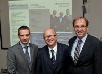 Prof. Dr. Marcus Lehnhardt, Direktor der Universitätsklinik für Plastische Chirurgie und Schwerbrandverletzte, sein Vorgänger, Prof. Dr. Hans-Ulrich Steinau und Bergmannsheil-Geschäftsführer Johannes Schmitz (v.l.n.r.) - Bildnachweis: Volker Daum/Bergmannsheil