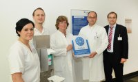 V.l.: Präsentieren das Hygiene-Siegel: Melanie Haupt, Riccardo Urban sowie Dr. Veronika Knop-Hammad vom Team der Krankenhaushygiene, Prof. Dr. Thomas A. Schildhauer, Ärztlicher Direktor und Johannes Schmitz, Geschäftsführer des Bergmannsheils. Bild: D. Wagner / Bergmannsheil Hygiene-Zertifikat