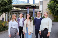 Bekenntnis zum primär qualifizierenden Studiengang Pflege: (v.l.) Erika Reiswich, Prof. Dr. Änne-Dörte Lattek, Cara Römer, Christian Siegling und Meeri Habigtsberg (Foto: Marcel Mompour).