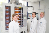 Die Stationsapothekerinnen Ilona Janzen, Franziska Binder und Vanessa Pilgrim (v.l.) nehmen den Automaten in Betrieb (Foto: Miriam Görmann).
