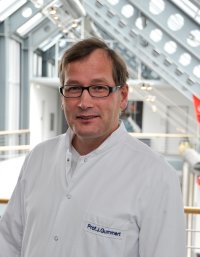 Prof. Dr. Jan Gummert leitet seit 2009 die größte herzchirurgische Klinik Deutschlands im Herz- und Diabeteszentrum NRW, Bad Oeynhausen (Fotos Armin Kühn).