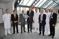 Das Herz- und Diabeteszentrum NRW und der Verband der Privaten Krankenversicherung schließen Qualitätspartnerschaft: HDZ-Geschäftsführer Wilhelm Hecker (3.v.l.) und Dr. Joachim Patt (4.v.l.), stellv. Direktor PKV-Verband. Mit im Bild (v.l.) Dr. Michiel Morshuis (HDZ), Willi Roos (PKV), Prof. Dr. Jan Gummert (HDZ), Dr. Ahmet Aker (PKV), Dr. Siegfried Eckert (HDZ) und Marc Maßhoff (HDZ) (Foto Anna Reiss).