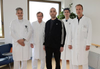 Georg Rivera-Mirkes (Mitte) mit seinem Transplantationsteam für Herz und Lunge: (v.l.) Uwe Schulz, Prof. Dr. Jan Gummert, Dr. Jost Niedermeyer und Dr. André Renner (Foto/Montage Armin Kühn).