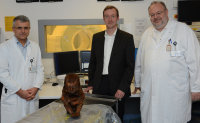 Kurz vor der Untersuchung der Mumie (v.l.n.r.): PD Dr. Nikolaus Haas, Dr. Michael Zelle und Prof. Dr. Wolfgang Burchert (Foto Armin Kühn).