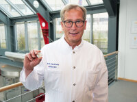 Als erster Herzchirurg in Europa hat Prof. Dr. Jan Gummert, Direktor der Klinik für Thorax- und Kardiovaskularchirurgie, mit seinem Team am HDZ NRW, Bad Oeynhausen, die neue biologische Mitralklappenprothese eingesetzt (Foto: Sönke Stute-Schlamme).
