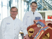 Spezialisten für Herzklappen: Prof. Dr. Jan Gummert (l., Herzchirurgie) und Prof. Dr. Volker Rudolph (Foto M. Mompour).