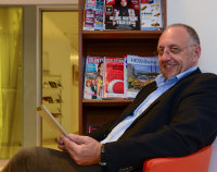 Lesen, bis der Arzt kommt: Thomas Fehnker, stellv. Geschäftsführer, stellt die Zeitungs-App für Patienten des HDZ NRW vor. Mehr als 150 Zeitschriften können hier jetzt einfach über das Tablet oder Smartphone aufgerufen werden (Foto Armin Kühn).