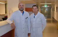 NRW-Premiere: Die Oberärzte Privatdozent Dr. Guram Imnadze (l.) und Dr. Thomas Eitz haben erstmals einen Patienten mit neuer Medizintechnik zur Therapie von Herzrhythmusstörungen im HDZ NRW, Bad Oeynhausen, versorgt (Foto: Anna Reiss).