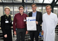 Freuen sich über die erfolgreiche Rezertifizierung (v.l.): Geschäftsführerin Dr. Karin Overlack, Martin König (Pflegedienstleitung), Qualitätsmanagementbeauftragter Oliver Eickhoff und Prof. Dr. Jan Gummert (Ärztlicher Direktor HDZ NRW) (Anna Reiß).