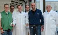Sie haben Freundschaft geschlossen und im Herz- und Diabeteszentrum NRW viel Unterstützung erfahren: Hans-Steffen Schlegel (l.) und Adrian Manoiu (2.v.r.), mit dem Team von Prof. Dr. Jan Gummert (Mitte) auf der Station für Kunstherzpatienten: (v.r.) Oberarzt Dr. Lukasz Kizner, VAD-Koordinator Volker Lauenroth (3.v.r.) und Oberarzt Erik Christoph Rehn (2.v.l.). (Foto Armin Kühn)