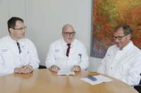 Klinikdirektoren des HDZ NRW im Dialog: (v.l.) Prof. Dr. Volker Rudolph (Klinik für Allgemeine und Interventionelle Kardiologie/Angiologie), Prof. Dr. Dr. h.c. Diethelm Tschöpe (Diabeteszentrum) und Prof. Dr. Jan Gummert (Klinik für Thorax- und Kardiovaskularchirurgie) (Foto: Marcel Mompour).