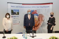 Dr. Eugen Sandica (Mitte) operierte den kleinen Felipe direkt nach seiner Geburt in Bad Oeynhausen (Foto: Werner Krüper).