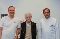 Zwei Jahrzehnte und mehr durfte Kurt Schliewert (93) länger leben dank seiner erfolgreichen Herztransplantation, die im HDZ NRW durchgeführt wurde. Heute betreuen ihn hier Prof. Dr. Jan Gummert (r.) und Dr. Uwe Fuchs, Leiter der Transplantationsambulanz (Foto Armin Kühn).
