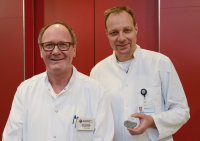 Prof. Dr. Dieter Horstkotte, Chefarzt der Kardiologie am Herz- und Diabeteszentrum NRW, Bad Oeynhausen, und Oberarzt Dr. Klaus-Jürgen Gutleben mit dem neuen Herzschrittmacher (Foto Armin Kühn).