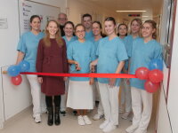 Lara-Marie Skarupke (4.v.l.), Azubi im HDZ NRW, darf gemeinsam mit ihrer Praxisanleiterin und stellv. Stationsleitung Anna Sudermann (vorne, Mitte) im Beisein aller Beteiligten das Band zerschneiden und die neue diabetologische Ausbildungsstation auf der Station B2.1 im HDZ NRW eröffnen (Foto: Sönke Stute-Schlamme).
