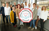 Team IFAT am HDZ NRW: (v.l.) Waldemar Winter, Katrin Holthusen, Kira Hasenohr, Annegret Meier-Nülle, Otto Wagner, Sabine Squarra, Iris Schellhase, Dr. Denise Guckel, Mustapha El Hamriti, Dr. Daniel Dumitrescu, Manuela Steinberg, Sabine Schöttker, Caroline Zwiefka. Nicht im Bild: Katrin Blase, Nadine Kneip, Andé Lühr, Evelyn Eckert (Foto: Tobias Pieper).