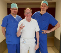 Elektronische Spürnase für Kardiologen: Im Herz- und Diabeteszentrum NRW präsentieren Prof. Dr. Dieter Horstkotte (Mitte), Dr. Klaus-Jürgen Gutleben (l.) und Dr. Georg Nölker den kleinsten Herzmonitor der Welt, der in dieser Woche deutschlandweit erstmals zur Langzeitdiagnose von Rhythmusstörungen und Synkopen eingesetzt wurde. Nicht im Bild: Herzchirurg Dr. Thomas Eitz. (Foto Armin Kühn).