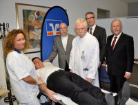 Unterstützen das Projekt „Unternehmen mit Herz“: (v.r.n.l.) Werner Ladage und Andreas Kämmerling von der Volksbank Bad Oeynhausen-Herford und Dr. Henning Schmidt, Dr. Klaus-Peter Mellwig und Assistentin Anja Krüger vom Herz- und Diabeteszentrum NRW bei der Untersuchung des Volksbankmitarbeiters Andreas Kelch (Foto Anna Reiss).