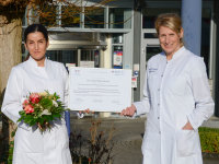 Herz-, Thorax- und Gefäßanästhesiologie nach international anerkannten Qualitätsstandards: Institutsdirektorin Prof. Dr. Vera von Dossow (r.) gratuliert ihrer Oberärztin Dr. Ioana Belciu zum erfolgreich absolvierten Weiterbildungprogramm in der Herz-, Thorax- und Gefäßanästhesiologie (Foto: Marcel Mompour).