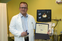 Dr. Kai Thorsten Laser hat die Fellowship-Urkunde der amerikanischen Gesellschaft für Echokardiographie erhalten (Foto Armin Kühn).