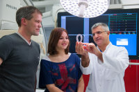 Weltneuheit: Privatdozent Dr. Nikolaus Haas erläutert Laura und ihrem Vater Thomas M., wie das einzigartige Stentmodell extra für die Schülerin angefertigt wurde (Foto Thomas Hübbe).