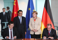 Vorstandsvorsitzender Robert Cao, chinesischer Ministerpräsident Li Keqiang, Bundeskanzlerin Angela Merkel und HDZ-Geschäftsführer Wilhelm Hecker bei der Unterzeichnung (Foto HDZ NRW).