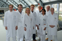 Ein Herz – ein Team: Das TAVI-Team des Herz- und Diabeteszentrums NRW unter der Leitung von Prof. Dr. Jan Gummert (Herzchirurgie, l.) und Prof. Dr. Dieter Horstkotte (Kardiologie, re.): (v.l.n.r.) Prof. Dr. Stephan Ensminger, Prof. Dr. Cornelia Piper, PD Dr. Jochen Börgermann, Dr. Werner Scholtz, Dr. Smita Jategaonkar, PD Dr. Georg Kleikamp (Foto Armin Kühn).