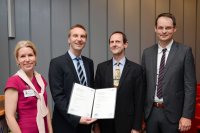 Es gratulierten (v.l.): Dr. Karin Overlack, Privatdozent Dr. med. Henrik Fox, Prof. Dr. Joachim Rassow und Prof. Dr. Volker Rudolph. (Foto Marcel Mompour)