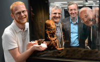 Beim „Detmold Child“ stehen (v.l.) Stephan Arens (Universität Paderborn) mit einem 3-D-Modell des Mumienherzens, Kinderkardiologie Privatdozent Dr. Nikolaus Haas (HDZ NRW), Dr. Michael Zelle (Lippisches Landesmuseum) und Prof. Dr. Wolfgang Burchert (HDZ NRW) (Foto Armin Kühn).