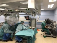 Die Operateure Oberarzt Michael Kaspari (links) und Oberarzt Dr. Ernst W. Kolbe (rechts an der Konsole) während des Eingriffs. Der Konsolen-Operateur steuert die Instrumente des OP-Roboters, während der Operateur am Patienten zusätzliche Instrumente bedient.