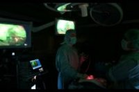 Oberarzt Dr. med. Ernst-Wolfgang Kolbe (links) und Assistenzarzt Dr. med. Mikhaiel Kalandarishvili bei einer Operation.