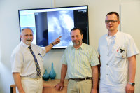 Nach gelungener Operation: Die Operateure Prof. Günther Winde (links), Dr. Martin Balog (rechts) und Frank Adomat freuen sich über das gute Ergebnis.