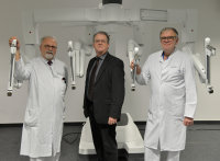Freuen sich über das Eintreffen des da Vinci (vl.): Prof. Günther Winde, Direktor der Uniklinik für Allgemein- und Viszeralchirurgie, Thoraxchirurgie und Proktologie; Geschäftsführer Armin Sülberg; Prof. Klaus Weichert-Jacobsen, Direktor der Uniklinik für Urologie