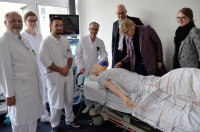 Mit Übungspuppe Hansi: (vl.) Prof. Günther Winde, Direktor der Uniklinik für Allgemein- und Viszeralchirurgie im Klinikum; Jannick Sottdorf und Sebastian Pöhland, Ärzte im Praktischen Jahr; Prof. Dietrich Henzler, Direktor der Uniklinik für Anästhesiologie im Klinikum; Prof. Daniel Palmes, Chefarzt der Allgemein- und Viszeralchirurgie im Bonifatius Hospital Lingen; Johanna Sievering und Julia Thole von der Meilenstein GmbH