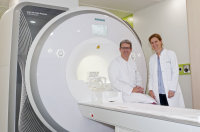 Prof. Dr. Werner Weber, Direktor des Institutes für Diagnostische und Interventionelle Radiologie, Neuroradiologie und Nuklearmedizin, und Oberärztin Dr. Annika Kowoll am neuen 3-Tesla-MRT.