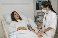 Die Geschwister Emanuela-Denisa Cojoc und Ana Cojoc üben das Blutdruckmessen. Beiden haben bereits vor einer Woche die Ausbildung zur Gesundheits- und Krankenpflegeassistentin am Standort Kamen abgeschlossen.