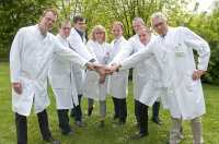 Dr. Thomas Hofmann (Oberarzt, Klinik für Anästhesie und Intensivmedizin, Klinikum Westfalen), Dr. Ulrich Hofstadt-van Oy (Chefarzt, Klinik für Neurologie, Klinikum Westfalen), Dr. Yaroslav Parpaley (Oberarzt, Neurochirurgische Klinik, UK Knappschaftskrankenhaus Bochum), PD Dr. Sabine Skodda (Ltd. Oberärztin, Neurologische Klinik, UK Knappschaftskrankenhaus Bochum), Prof. Dr. Rüdiger Hilker-Roggendorf (Ltd. Arzt, Klinik für Neurologie, Klinikum Vest/Standort Paracelsus-Klinik Marl), Thomas Lunke (Oberarzt, Klinik für Neurologie, Knappschaftskrankenhaus Bottrop), Dr. Günther Oprea (Oberarzt, Klinik für Anästhesiologie, Intensivmedizin und Schmerztherapie, UK Knappschaftskrankenhaus Bochum) und Prof. Dr. Hans-Georg Bone (Chefarzt, Zentrum für Anästhesiologie, Intensivmedizin und Schmerztherapie, Klinikum Vest). Dr. Thomas Hofmann (Oberarzt, Klinik für Anästhesie und Intensivmedizin, Klinikum Westfalen), Dr. Ulrich Hofstadt-van Oy (Chefarzt, Klinik für Neurologie, Klinikum Westfalen), Dr. Yaroslav Parpaley (Oberarzt, Neurochirurgische Klinik, UK Knappschaftskrankenhaus Bochum), PD Dr. Sabine Skodda (Ltd. Oberärztin, Neurologische Klinik, UK Knappschaftskrankenhaus Bochum), Prof. Dr. Rüdiger Hilker-Roggendorf (Ltd. Arzt, Klinik für Neurologie, Klinikum Vest/Standort Paracelsus-Klinik Marl), Thomas Lunke (Oberarzt, Klinik für Neurologie, Knappschaftskrankenhaus Bottrop), Dr. Günther Oprea (Oberarzt, Klinik für Anästhesiologie, Intensivmedizin und Schmerztherapie, UK Knappschaftskrankenhaus Bochum) und Prof. Dr. Hans-Georg Bone (Chefarzt, Zentrum für Anästhesiologie, Intensivmedizin und Schmerztherapie, Klinikum Vest).