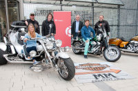 v.li.: Julia Schönberger (Knappschaft), Peter Roski (Fun-Trike), Gerd Köster (Personalleiter UK Knappschaftskrankenhaus Bochum), Hans-Peter Jochum (Geschäftsführer UK Knappschaftskrankenhaus Bochum), Adriano Mura (Knappschaft) und Günther Eilhardt (MotoMaxx) v.li.: Julia Schönberger (Knappschaft), Peter Roski (Fun-Trike), Gerd Köster (Personalleiter UK Knappschaftskrankenhaus Bochum), Hans-Peter Jochum (Geschäftsführer UK Knappschaftskrankenhaus Bochum), Adriano Mura (Knappschaft) und Günther Eilhardt (MotoMaxx)
