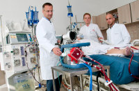 Prof. Dr. Michael Adamazik (Direktor der Klinik für Anästhesiologie, Intensivmedizin und Schmerztherapie), Oberarzt Dr. Stefan Martini und Facharzt Helge Haberl bei der Behandlung eines Patienten mit dem ECMO-Gerät Prof. Dr. Michael Adamazik (Direktor der Klinik für Anästhesiologie, Intensivmedizin und Schmerztherapie), Oberarzt Dr. Stefan Martini und Facharzt Helge Haberl bei der Behandlung eines Patienten mit dem ECMO-Gerät