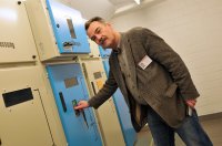 Uwe Paluch, Leiter des Technischen Dienstes, schaltet den Strom ab. Notstromaggregate stellen die Patientenversorgung sicher. Uwe Paluch, Leiter des Technischen Dienstes, schaltet den Strom ab. Notstromaggregate stellen die Patientenversorgung sicher.