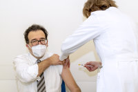 Prof. Dr. Ali Canbay (Direktor der Medizinischen Klinik) lässt sich von der Betriebsärztin Dr. Elisabeth Happe gegen Corona impfen. Prof. Dr. Ali Canbay (Direktor der Medizinischen Klinik) lässt sich von der Betriebsärztin Dr. Elisabeth Happe gegen Corona impfen