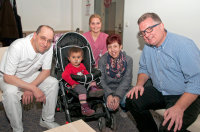 Prof. Dr. Dr. Martin Kunkel, Direktor der Klinik für Mund-, Kiefer- und Plastische Gesichtschirurgie (l.), Dr. Jan Claudius Becker, Chefarzt der Kinder- und Jugendklinik am Marien Hospital Witten (r.), Zahnarzthelferin Lisa Wieczorek (Mitte), und Pflegemutter Gabriele Tanz (2. v. r.), freuen sich, dass es der kleinen Safija nach der Lippen-Operation schon viel besser geht.