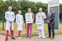 Dr. Christoph Johannes Neumann (Assistenzarzt), Nadine Pudlik (Assistenzärztin), Hannah Böing (Assistenzärztin), Prof. Dr. Rüdiger Smektala (Direktor der Klinik für Unfallchirurgie und Orthopädie ) und Andreas Höffken (Geschäftsführer im Landesverband NRW/RLP des Marburger Bundes)