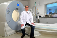 Priv.-Doz. Dr. Werner Weber freut sich darauf, die Behandlung von krankhaften Gefäßveränderungen in Gehirn oder Rückenmark mithilfe modernster minimalinvasiver Behandlungsmethoden in Bochum weiter auszubauen Priv.-Doz. Dr. Werner Weber freut sich darauf, die Behandlung von krankhaften Gefäßveränderungen in Gehirn oder Rückenmark mithilfe modernster minimalinvasiver Behandlungsmethoden in Bochum weiter auszubauen